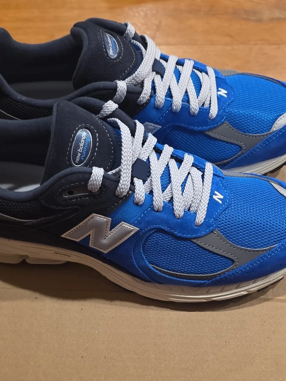 size 10 M new balance sneakers men’s blue and white which tag